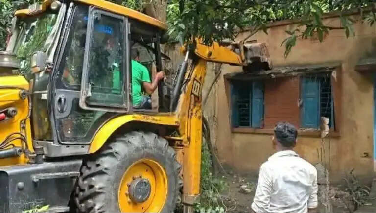 बारिश के बीच दामोदर वैली कॉरपोरेशन की बड़ी कार्रवाई, 110 अवैध मकान ध्वस्त