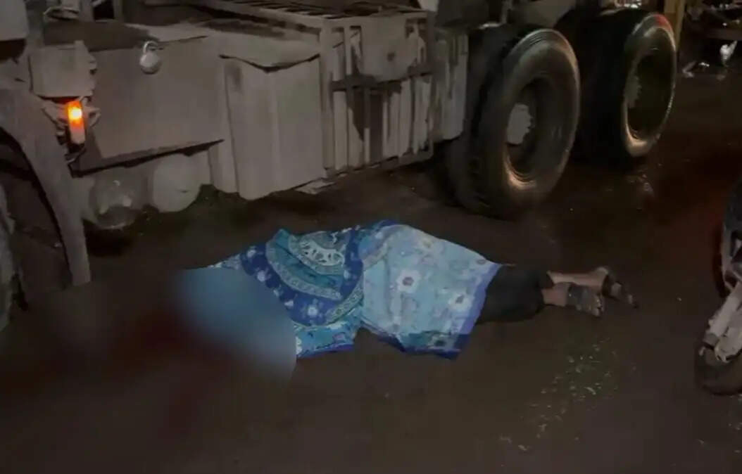सीतापुर में ट्रेलर की चपेट में आने से स्कूटी सवार कारोबारी की मौत, सड़क पर आधे घंटे तक पड़ा रहा शव
