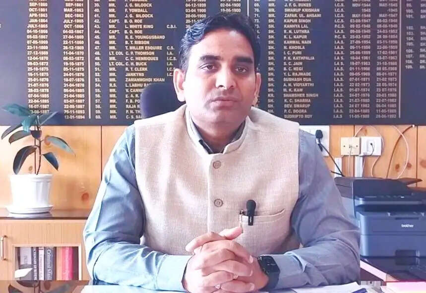 लोकमित्र केंद्रों से लोगों को घर-द्वार पर मिल रहीं डिजिटल सेवाएं : उपायुक्त