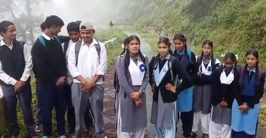स्कूल जा रहे छात्रों के सामने आ धमका भालू, मची अफरा-तफरी