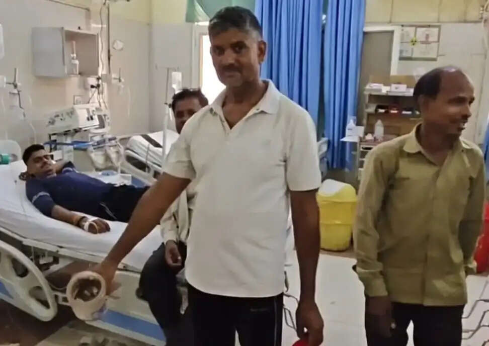 सर्पदंश के शिकार युवक को सांप के साथ अस्पताल पहुंचे परिजन, डिब्बे से भागा सांप तो मची अफरा-तफरी