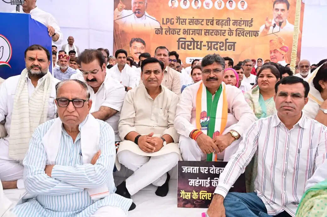 गैस की कमी और बढ़ती कीमतों पर सड़कों पर उतरी कांग्रेस