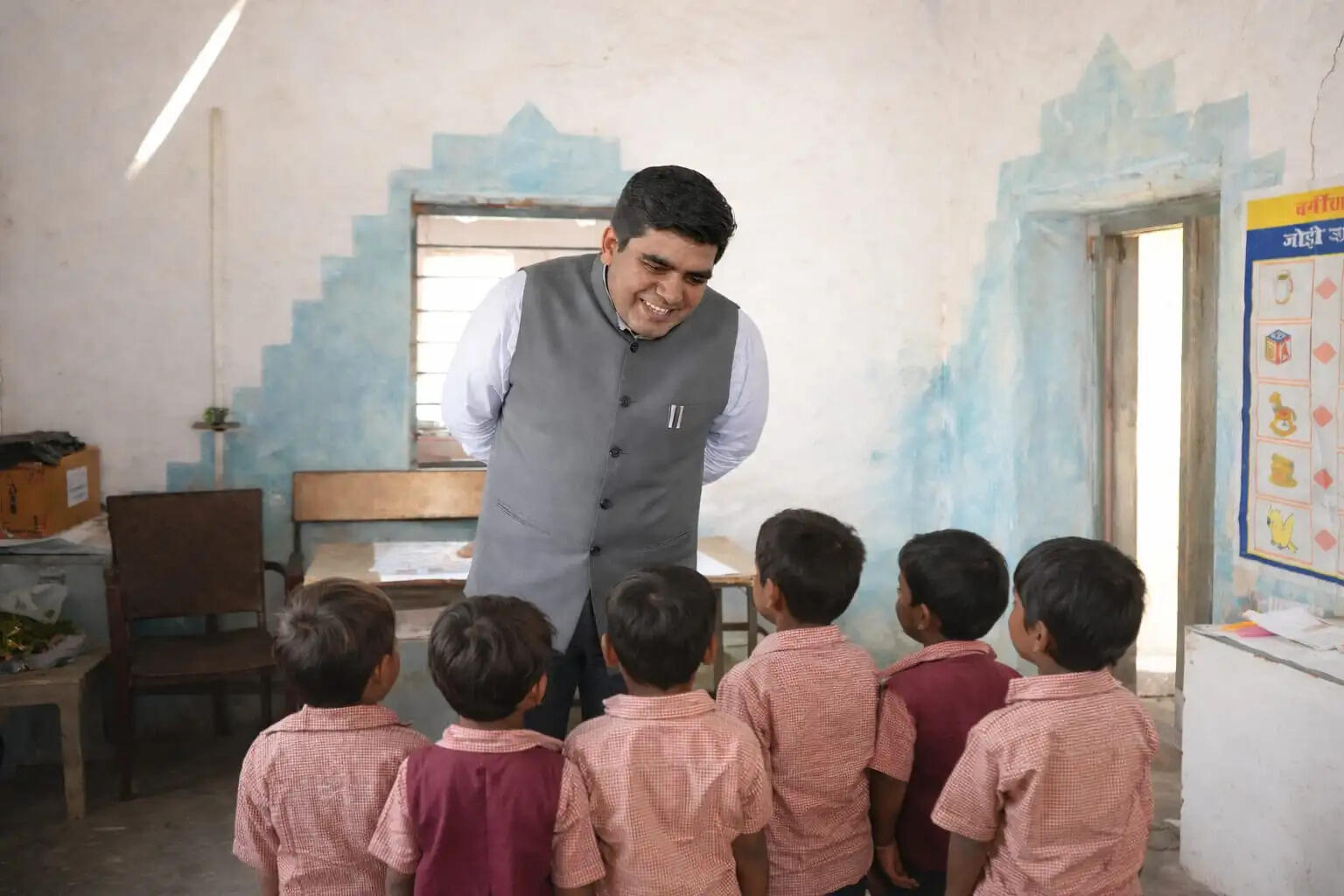 कोरबा कलेक्टर की तालियों ने बढ़ाया हौसला, आंगनबाड़ी में बच्चों ने सुनाई ए-बी-सी-डी