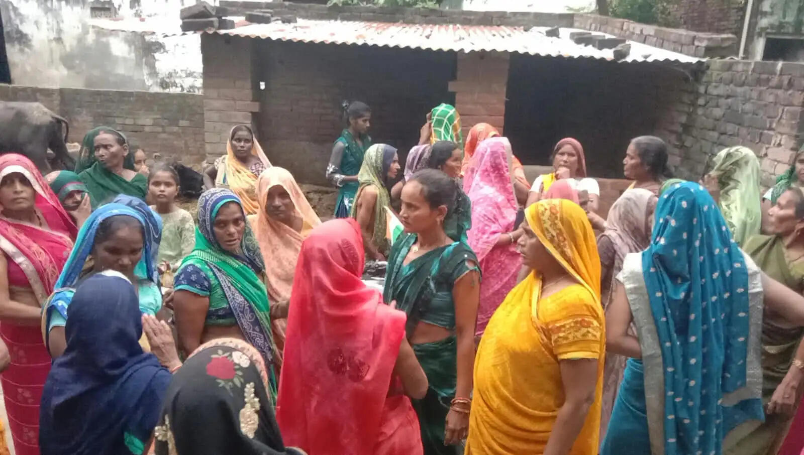 मां के पेंशन और जमीन के विवाद में बेटे ने मां-बहन की कुल्हाड़ी से मारकर की हत्या