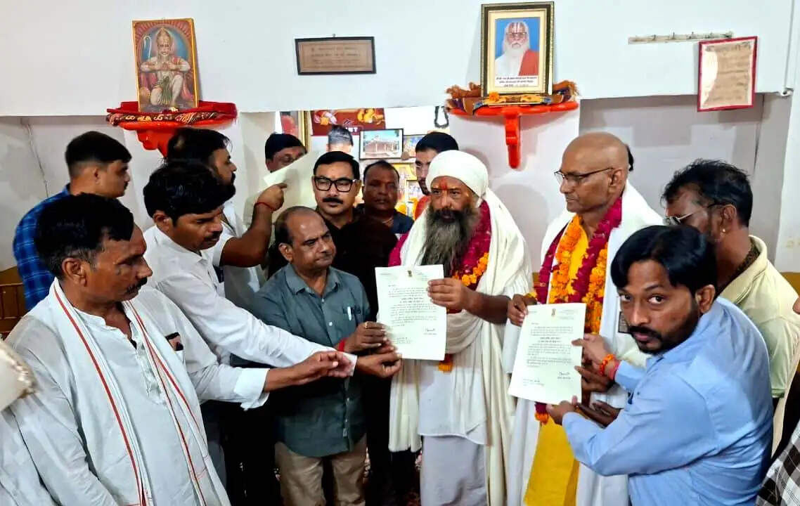 धौलपुर में गुरु पूर्णिमा पर संत एवं महंतों का किया सम्मान