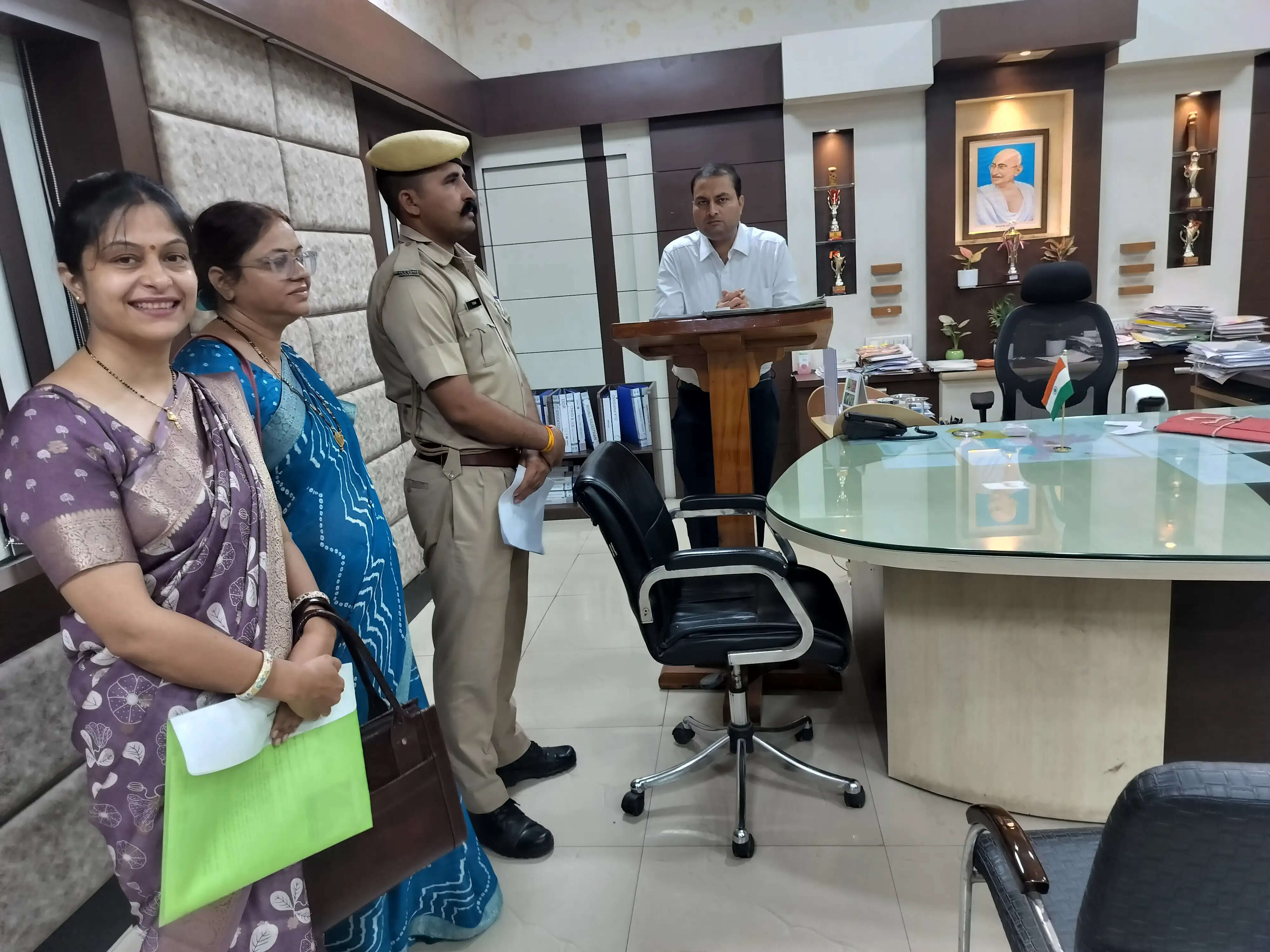 'राष्ट्रध्वज का अनादर रोकें' अभियान के अंतर्गत अजमेर में हिन्दू जनजागृति समिति ने प्रशासन एवं विद्यालयों को सौंपे ज्ञापन