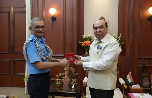 एयर मार्शल तरुण चौधरी ने राज्यपाल अता हसनैन से की मुलाकात, बिहटा हवाई अड्डे के संयुक्त उपयोग पर चर्चा