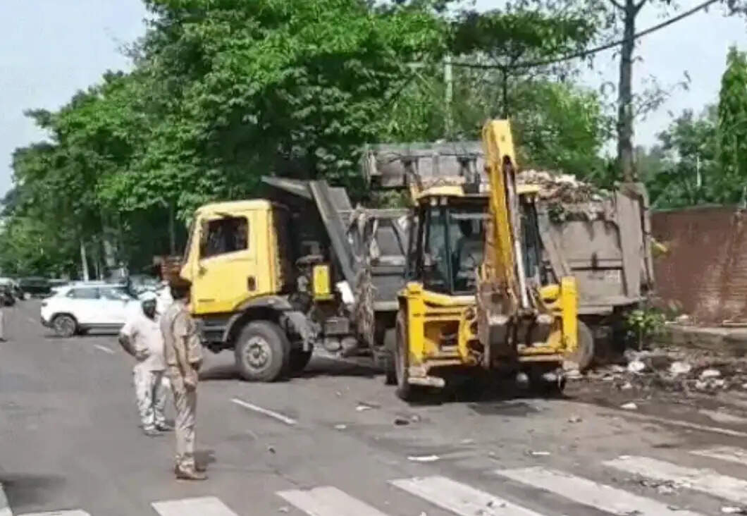कैथल : पुलिस सुरक्षा में जेसीबी व डंपर से कराई सफाई, विरोध करने वाले कर्मचारी हिरासत में लिए