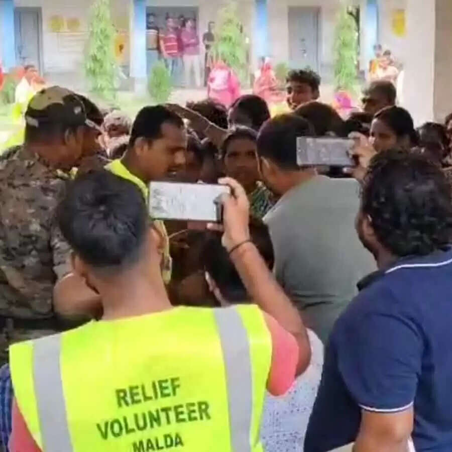 मालदा पहुंचे राज्यपाल व मानवाधिकार आयोग के सदस्य, मुर्शिदाबाद हिंसा पीड़ितों से मिले, विस्थापितों ने पुलिस पर लगाए गंभीर आरोप