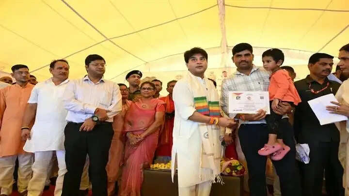 गांव, गरीब, किसान और आम नागरिक का जीवन बेहतर बनाने के लिए निरंतर कार्य कर रही सरकारः सिंधिया