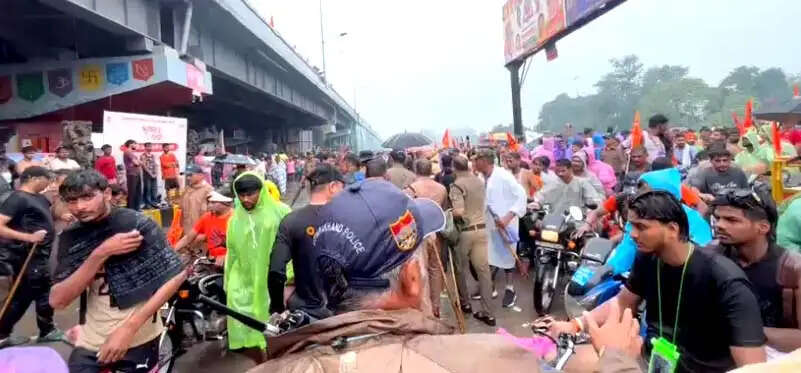भारी बारिश के बीच पुलिस&nbsp;की&nbsp;कड़ी&nbsp;चाैकसी,&nbsp;एसएसपी&nbsp;ने&nbsp;स्वयं&nbsp;संभाला&nbsp;माेर्चा