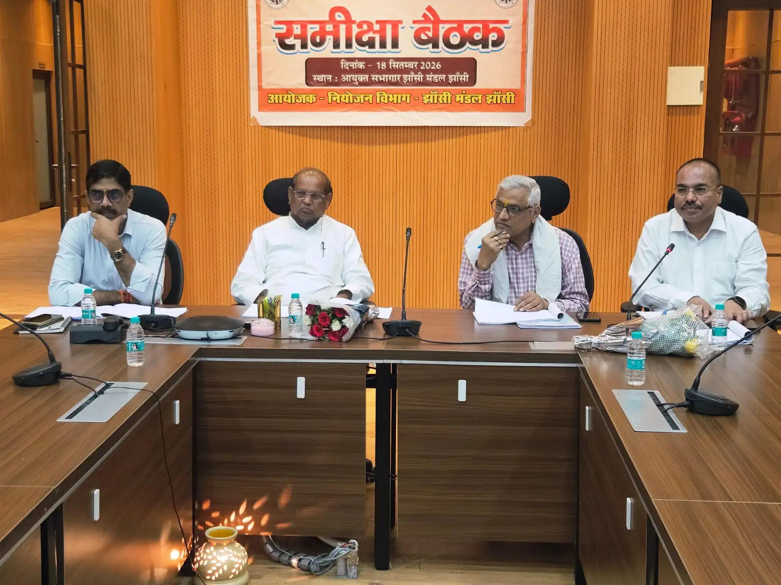 गड्ढामुक्त सड़क अभियान तेज करें, पात्र लोगों काे योजनाओं का लाभ पहुंचा जनप्रतिनिधियों काे दें जानकारी : प्रभारी मंत्री