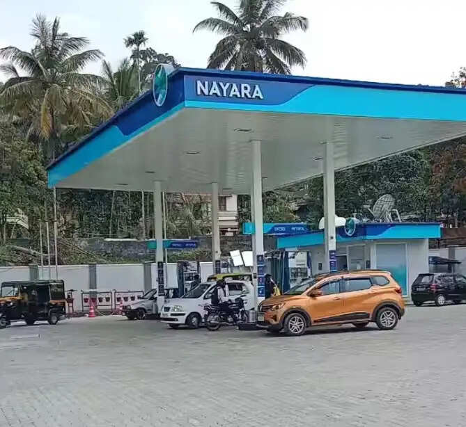 फ्यूल रिटेलर नायरा एनर्जी का मानसून गिफ्ट, पेट्रोल-डीजल की कीमत में की कटौती