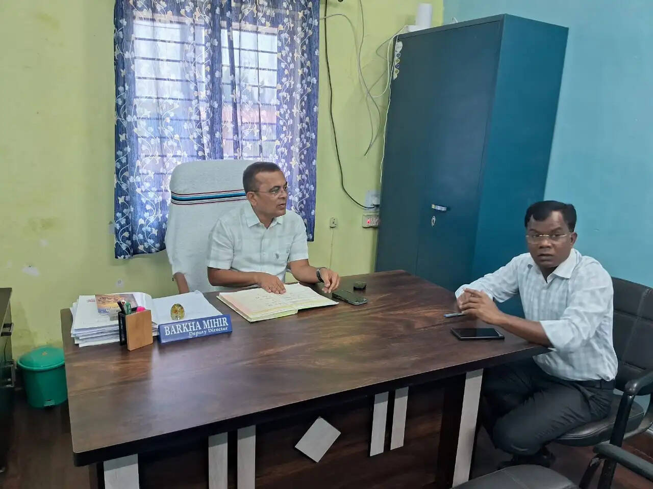 कलेक्टर महोबे का समाज कल्याण कार्यालय पर औचक निरीक्षण, उपसंचालक को नोटिस