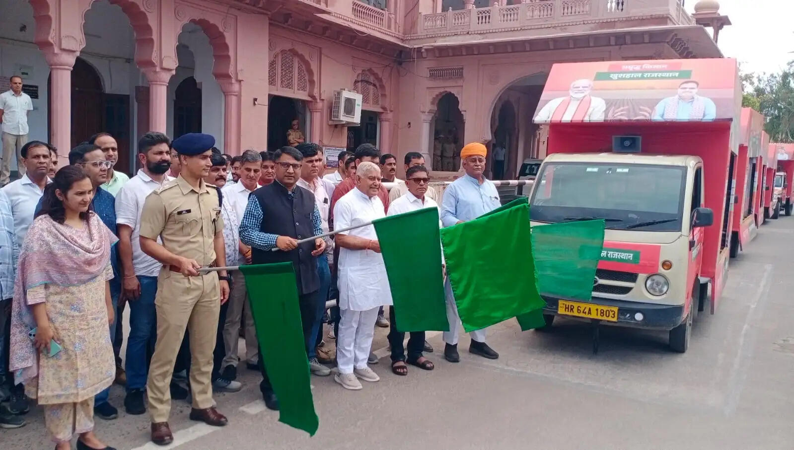 गांव-गांव में ग्राम और सरकारी योजनाओं का प्रचार करेंगे रथ, हरी झंडी दिखा बीकानेर से किया रवाना