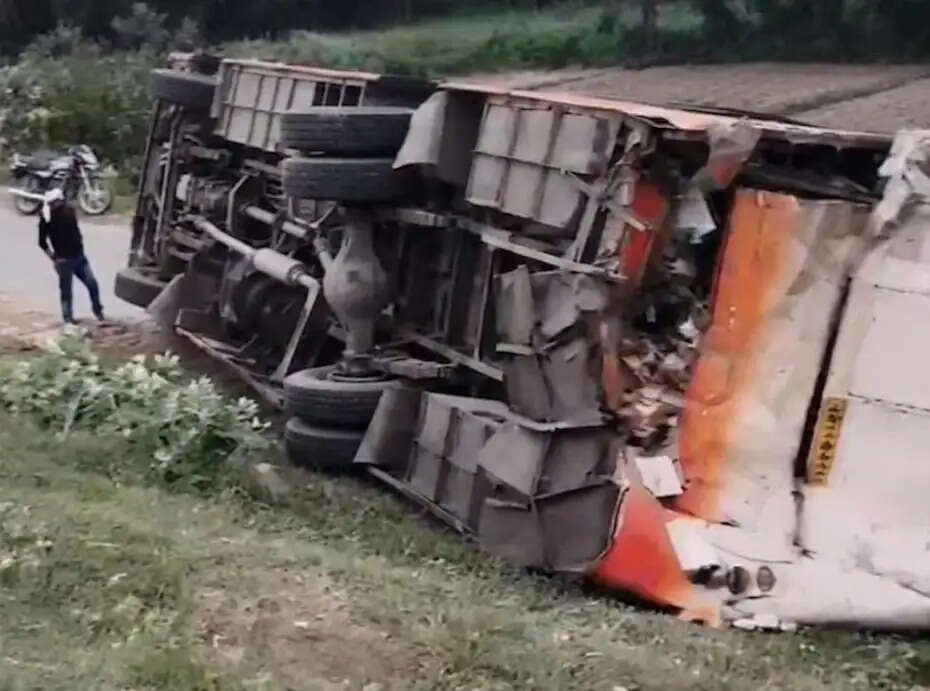 सुपौल में बस और ट्रक की जोरदार टक्कर, 24 से अधिक यात्री घायल, 8 की हालत गंभीर