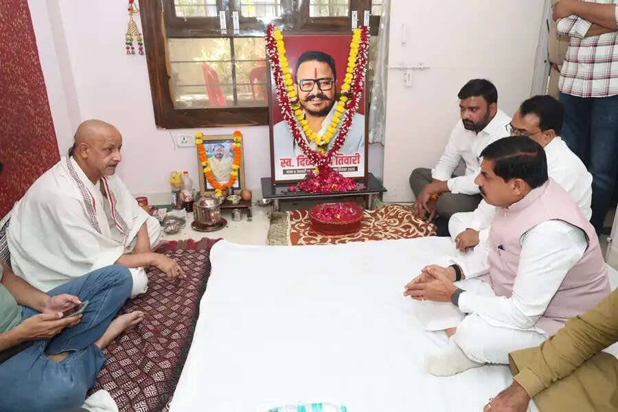 भोपाल: मुख्यमंत्री डॉ. यादव ने स्व. दिव्यऋषि तिवारी के निवास पहुंचकर परिजन को दी सांत्वना