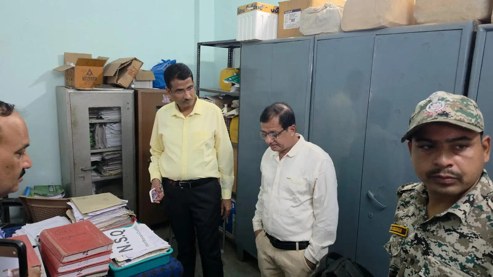 दमोहः कलेक्टर के औचक निरीक्षण में 21 कर्मचारी अनुपस्थित, तीन दिन का वेतन काटने के निर्देश