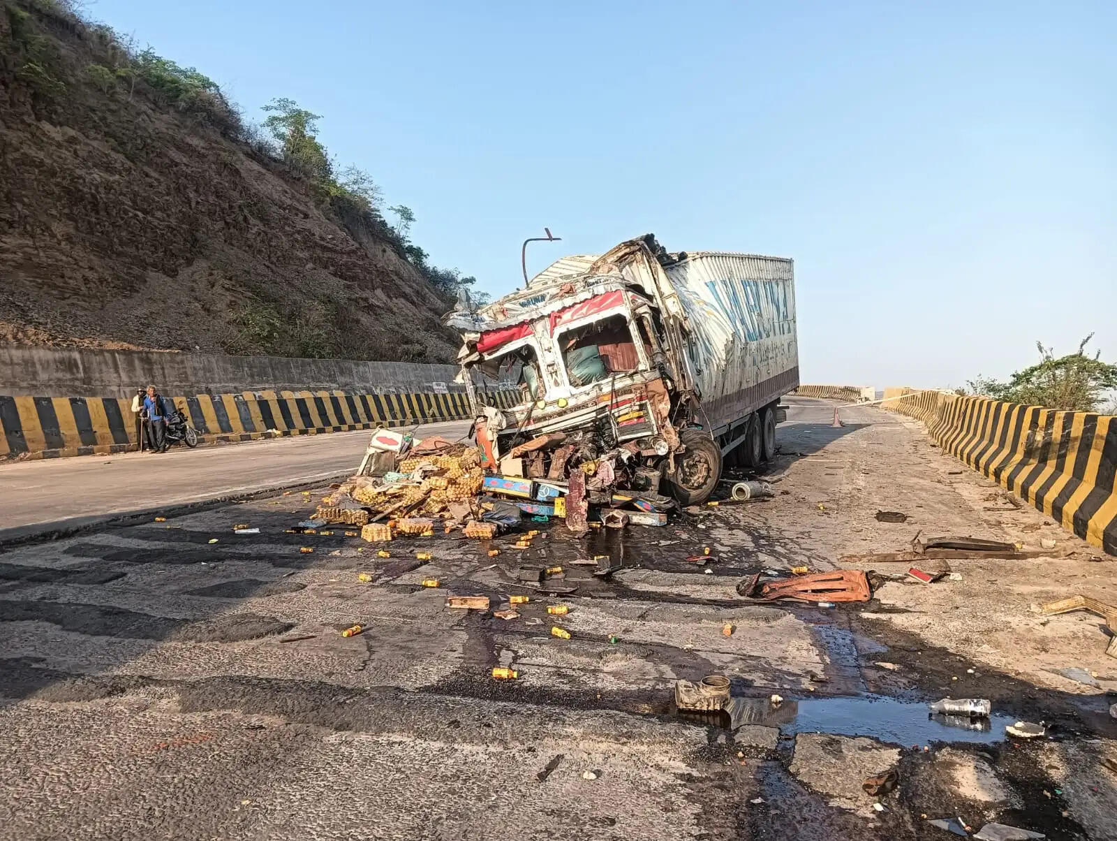 ब्रेक फेल से भीषण हादसा: कंटेनर चालक समेत दो की मौत, तीन घायल