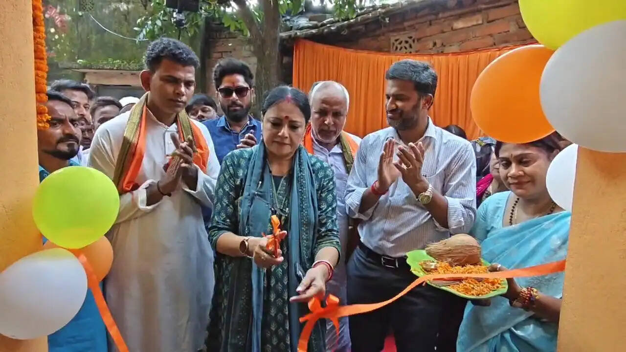 अग्निमित्रा पॉल ने किया आंगनवाड़ी और कम्युनिटी सेंटर का निरीक्षण