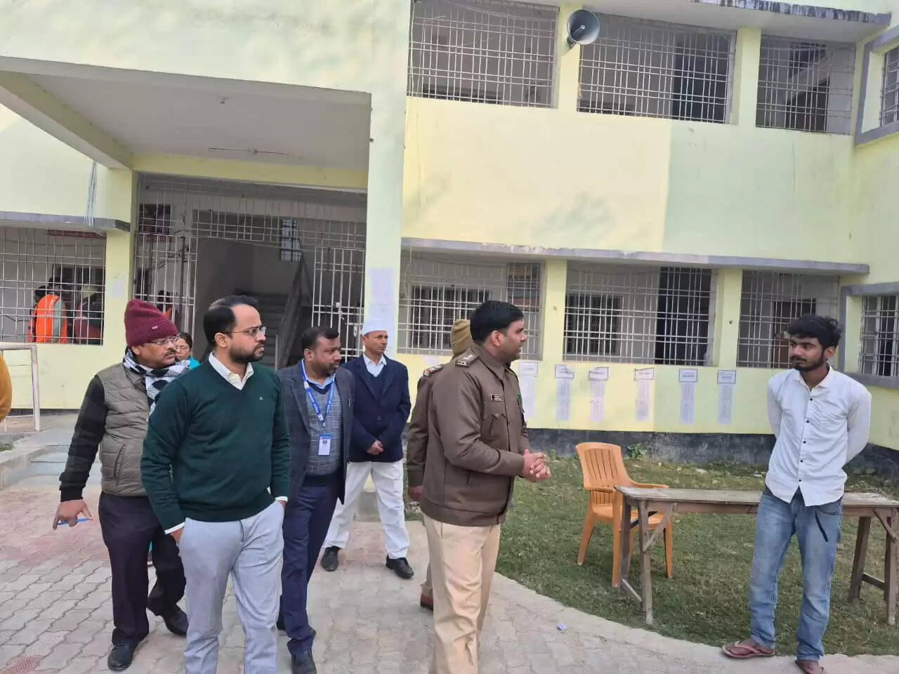 दारोगा भर्ती परीक्षा को लेकर डीएम और एसएसपी ने केंद्रों का किया निरीक्षण