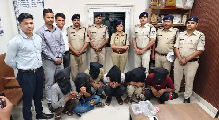 किन्नर बनकर लूटपाट करने वाले गिरोह का पर्दाफाश, छह आरोपी गिरफ्तार, डेढ़ लाख के जेवर बरामद