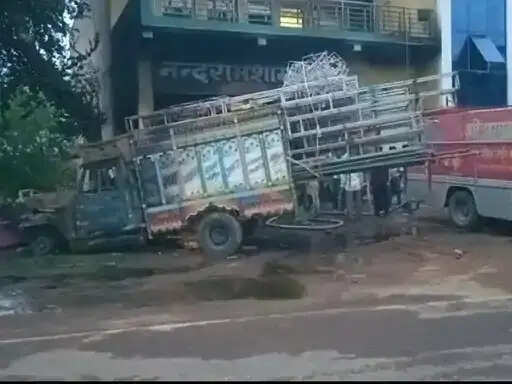 निवाड़ी&nbsp;के&nbsp;पृथ्वीपुर में देर रात टेंट दुकान में भीषण आग, पिकअप वाहन जलकर खाक, लाखों का नुकसान