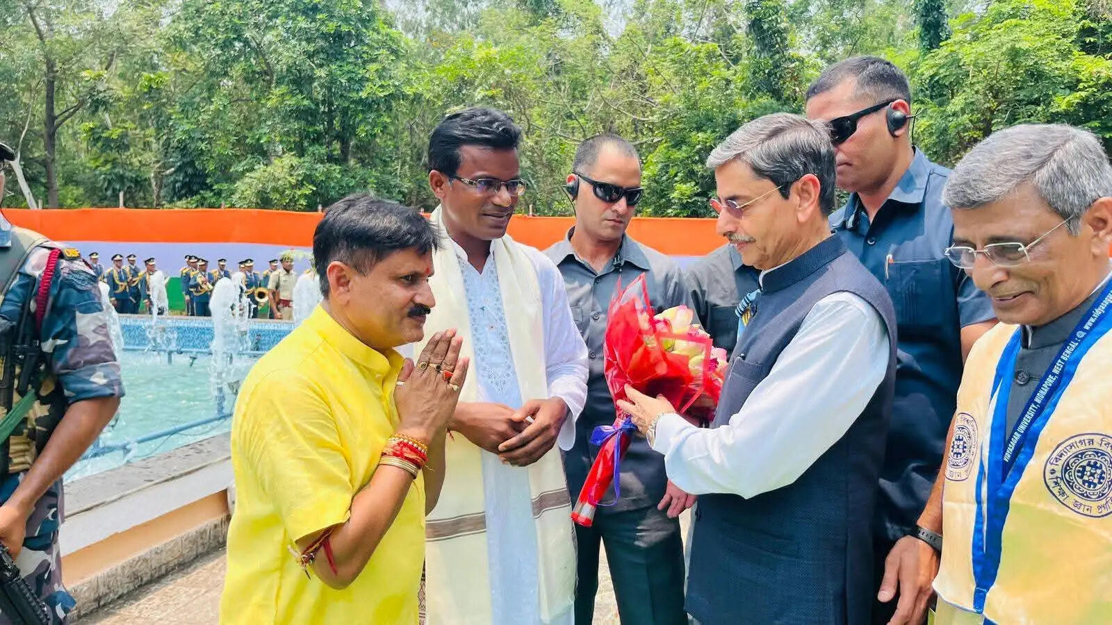 दीक्षांत समारोह में विधायक रमाप्रसाद गिरी और शंकर गुच्छैत ने की राज्यपाल से भेंट