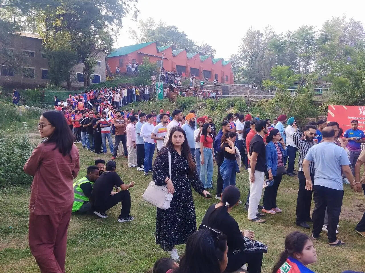 ई-टिकट एंट्री ने बढ़ाई दर्शकों की दिक्कतें, गेट के बाहर लगी रही लंबी लाइनें