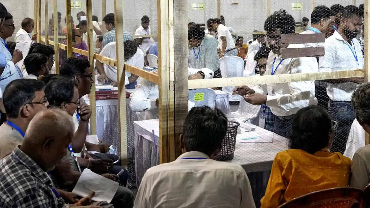 बंगाल के फलता में पोस्टल बैलेट की गिनती पूरी, भाजपा की बढ़त, तृणमूल का काउंटिंग एजेंट नहीं पहुंचा