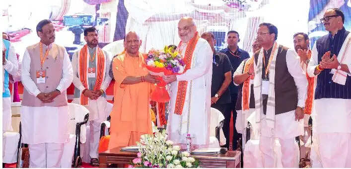सपा-कांग्रेस ने गरीबों को केवल वोट बैंक समझा : योगी आदित्यनाथ