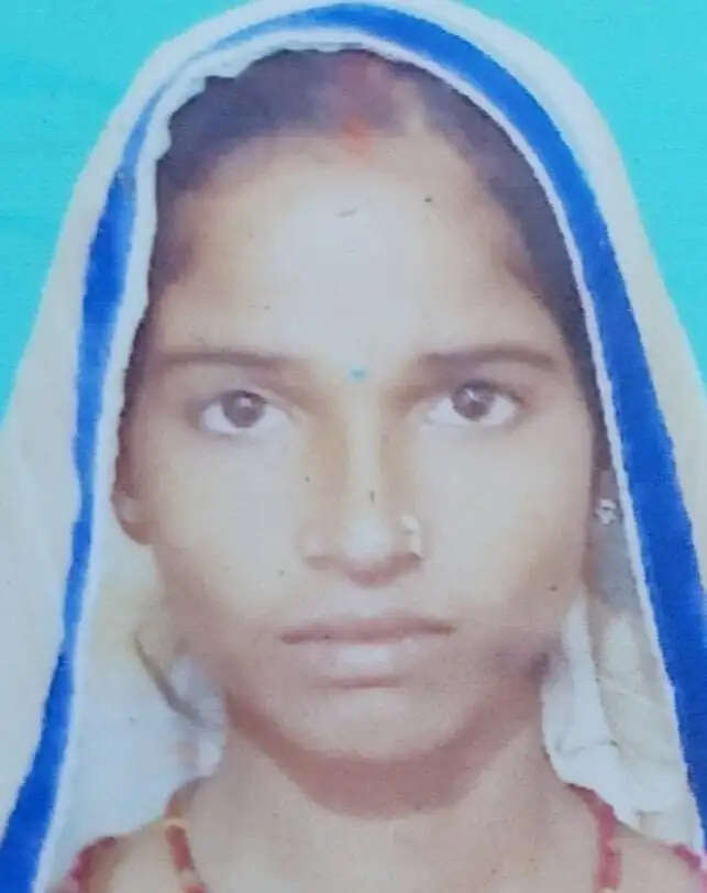 घास काटते समय सांप ने महिला को डसा, मौत