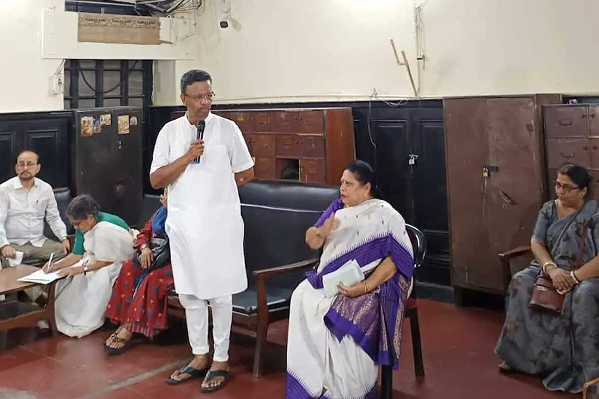 कोलकाता नगर निगम में अभूतपूर्व घटनाक्रम- अधिवेशन कक्ष पर ताला, क्लब रूम में हुई बैठक