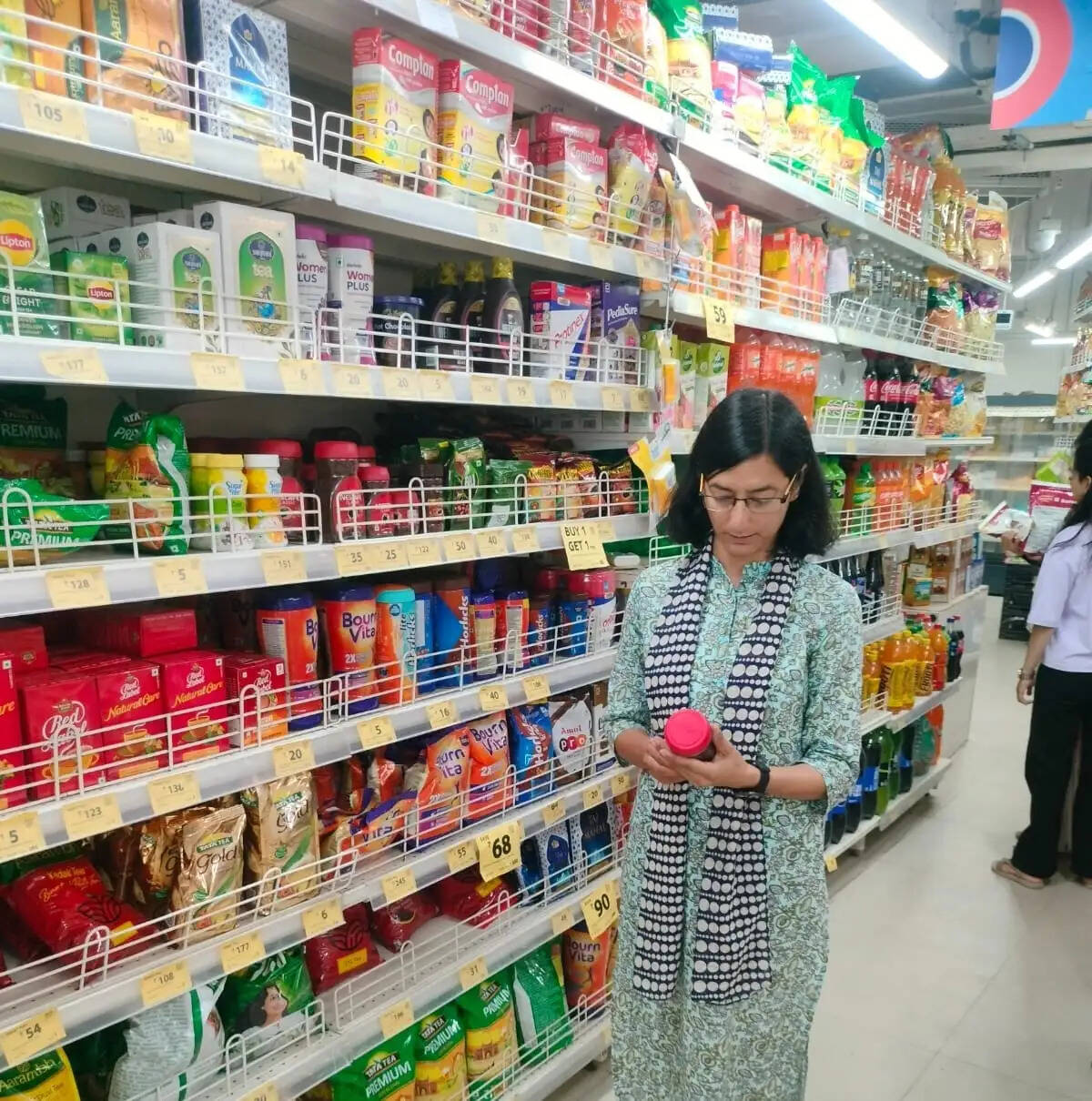 चम्पावत में दो मॉलों का निरीक्षण, चार खाद्य पदार्थों के नमूने जांच को भेजे।