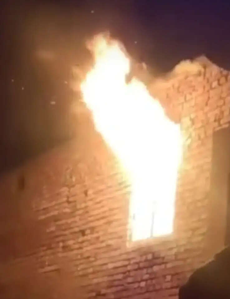 हांसी के गांव ढाणी पीरवाली में शॉर्ट सर्किट से घर में लगी आग