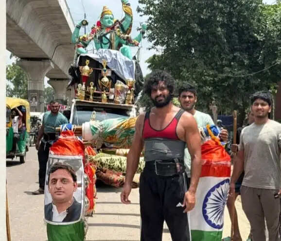 अखिलेश यादव के मुख्यमंत्री बनने की कामना को लेकर 201 लीटर गंगाजल की कावड़ लेकर चला पहलवान बॉबी यादव