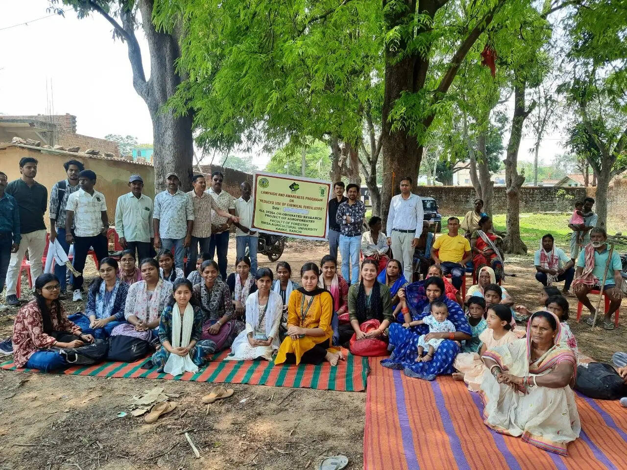 बीएयू ने किसानों को दी जैविक खेती और वनरोपण की जानकारी