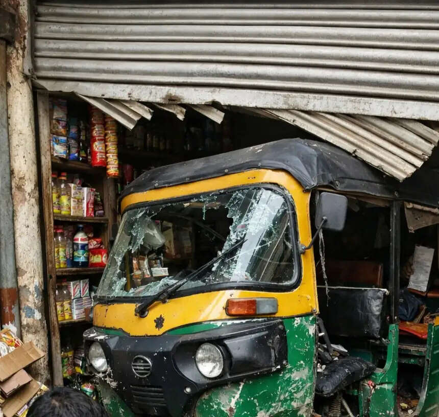 जबलपुरः बेलखाड़ू सिमरिया में तेज रफ्तार ऑटो दुकान में घुसा, एक घायल