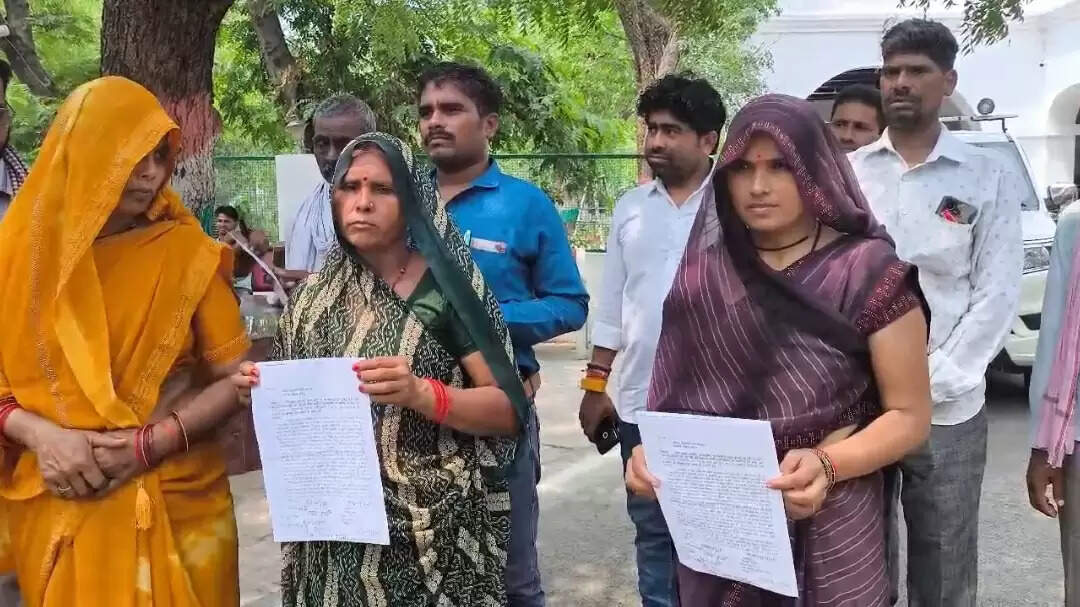 विकास कार्यों में अनियमितता को लेकर ग्रामीण हुए एकजुट, जिलाधिकारी से की शिकायत