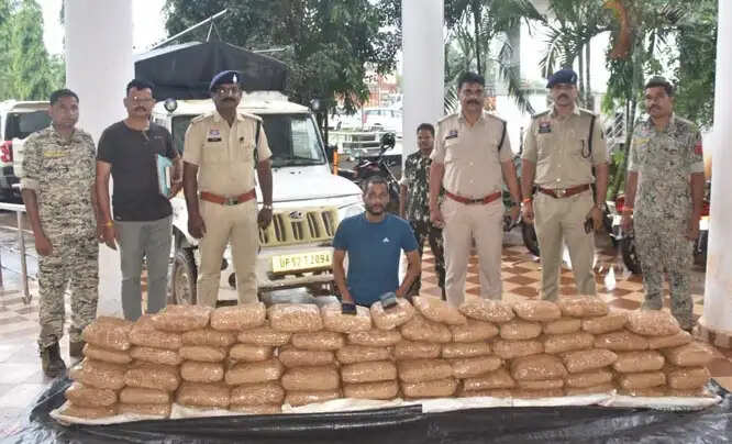 पिकअप वाहन से 214 किलो अवैध गांजा के साथ एक आराेपित गिरफ्तार, एक फरार