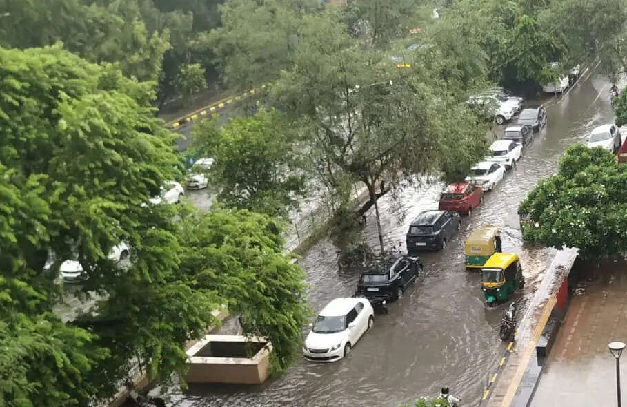 दिल्ली-एनसीआर मे बारिश से मौसम सुहावना, जगह-जगह जलभराव से मुसीबतें भी बढ़ीं