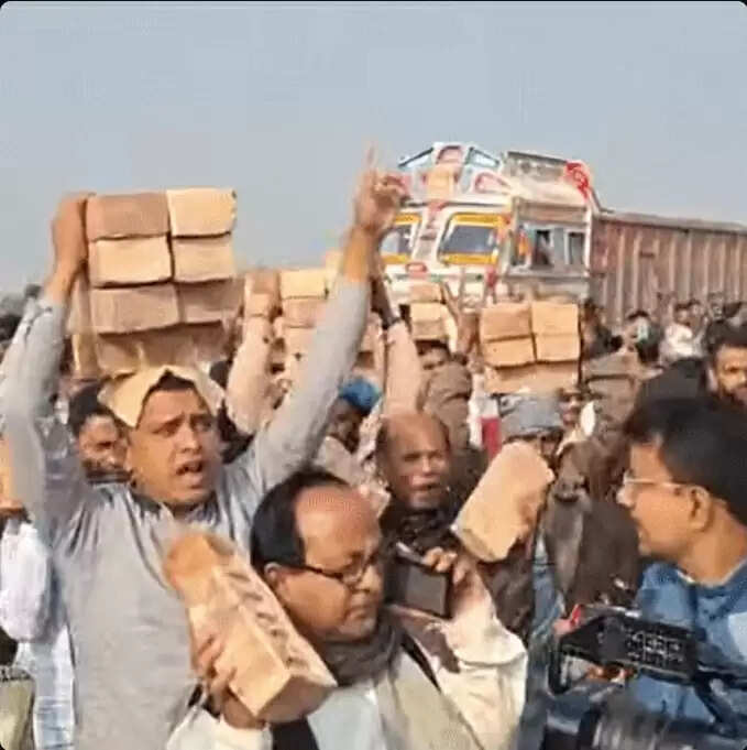 बंगाल के मुर्शिदाबाद में बाबरी मस्जिद शिलान्यास कार्यक्रम से राष्ट्रीय राजमार्ग पर लगा जाम