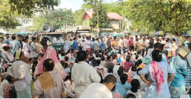 पूजा बोनस और बकाया वेतन की मांग को लेकर डुआर्स में चाय श्रमिकों का प्रदर्शन