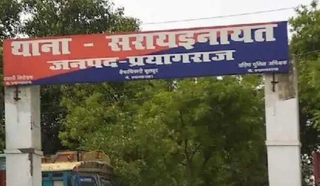 घर के बाहर बगीचे में पेड़ से लटका मिला युवक का शव