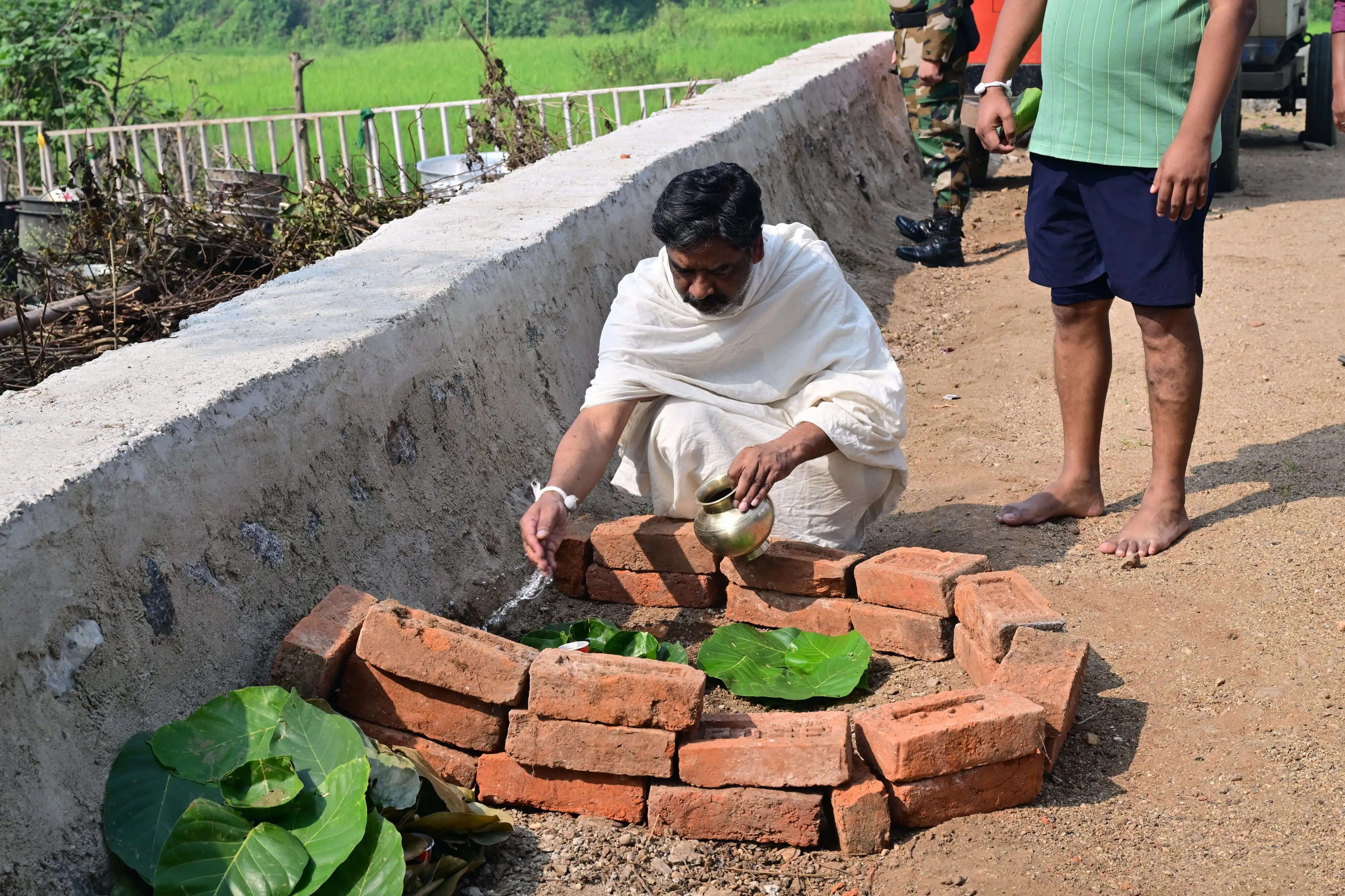 मुख्यमंत्री हेमन्त सोरेन ने मां के श्राद्धकर्म के तहत निभाईं पारंपरिक रस्में