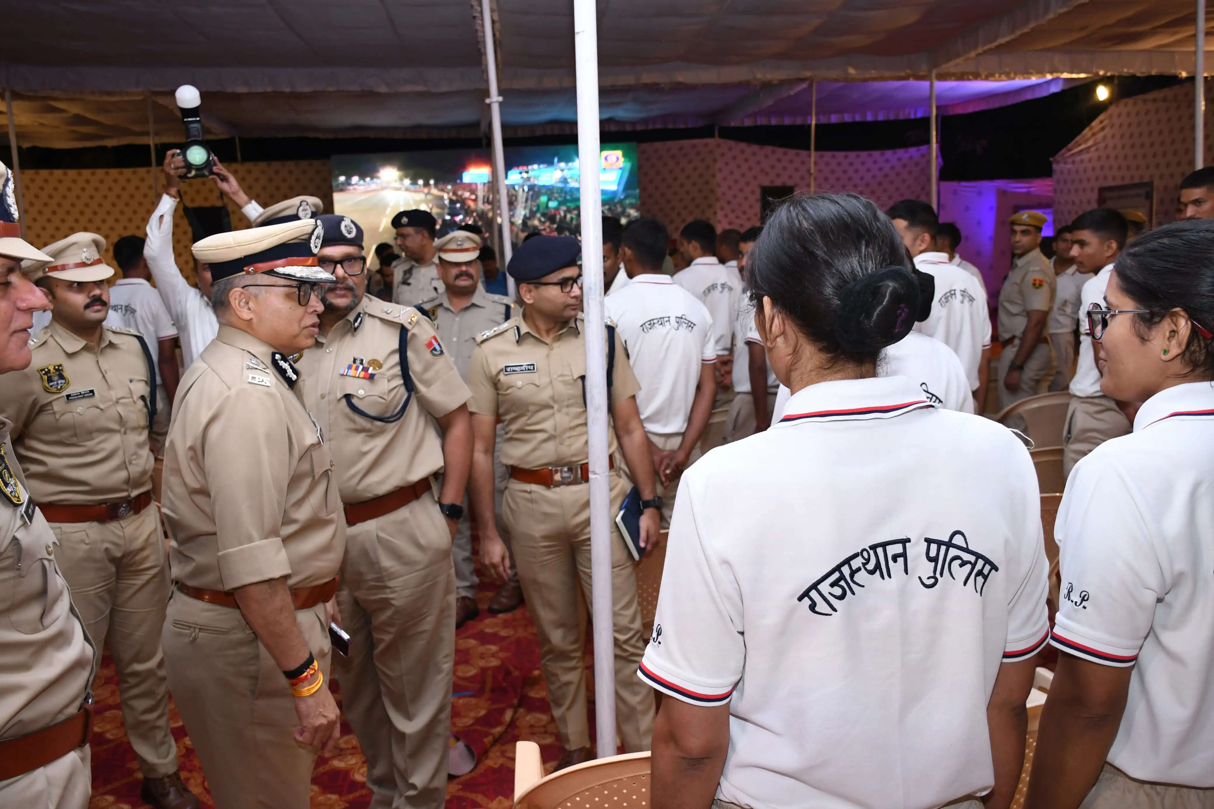 चित्रकूट थाने में गूंजा राष्ट्रीय एकता का संदेश:डीजीपी ने देखा एकता परेड का सीधा प्रसारण