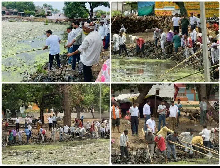 तालाब संरक्षण की मिसाल : डीपीआरओ रवि शंकर द्विवेदी ने ग्रामीणों संग किया श्रमदान