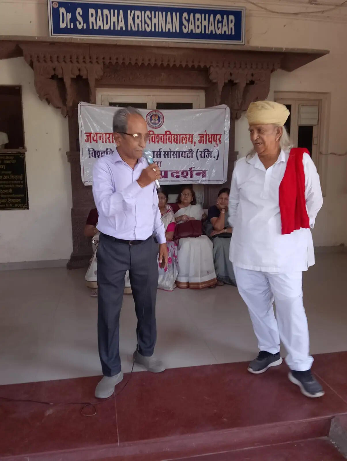 जेएनवीयू में पेंशनर्स का धरना-प्रदर्शन जारी : चार माह की बकाया पेंशन के भुगतान की मांग