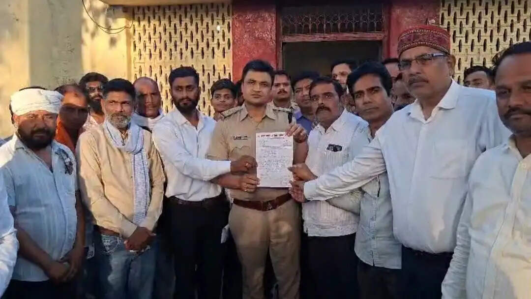धीरेंद्र शास्त्री के बयान पर विवाद: पुलिस कार्रवाई के खिलाफ जबलपुर में उबाल, चौकी का घेराव