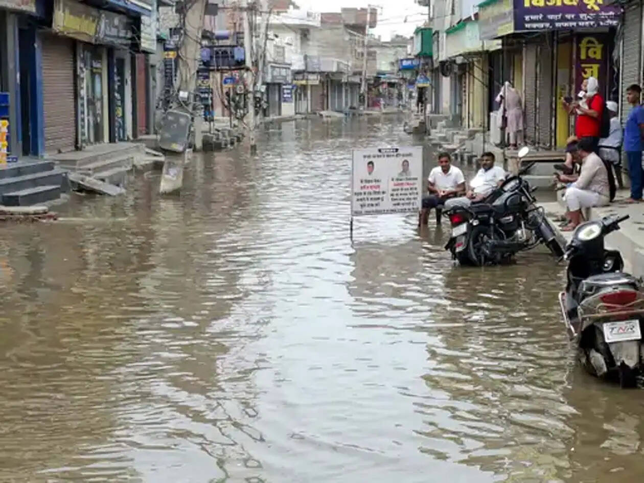 हिसार में सीवर ओवरफ्लो हुआ तो विधायक व मेयर के बोर्ड लगाकर दुकानदारों ने किया प्रदर्शन